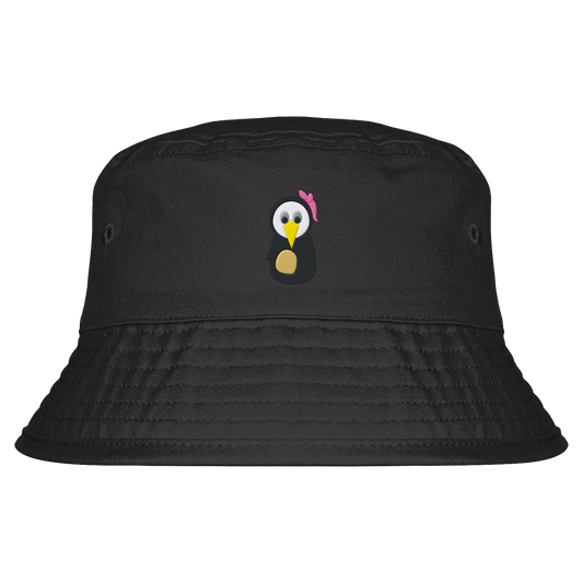 Schwarzer Bucket Hat (Fischerhut) aus Stoff mit einem kleinen, detaillierten Stick-Motiv auf der Vorderseite: Ein kleiner Pinguin-Charakter mit großen Augen, gelbem Schnabel und einer pinken Schleife am Kopf. Das Bild ist vor einem transparenten, karierten Hintergrund freigestellt.