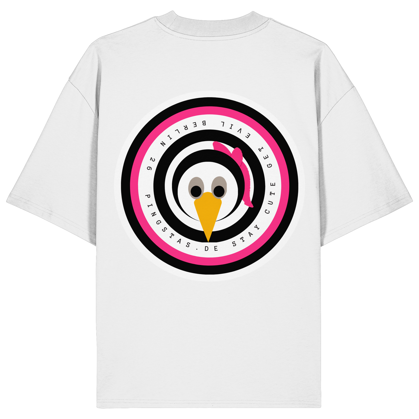 Die Vorderansicht eines weißen Oversized-T-Shirts mit Rundhalsausschnitt und weiten Ärmeln. Auf der linken Brust befindet sich ein kleiner, minimalistischer Print eines Pinguin-Charakters, der eine pinke Sturmhaube (Balaclava) trägt. Das Produktbild ist vor einem transparenten, karierten Hintergrund freigestellt