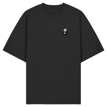 alt="Pingstas OG Pingsti Oversize Shirt schwarz — Vorderansicht mit kleinem Pinguin-Print auf der Brust"