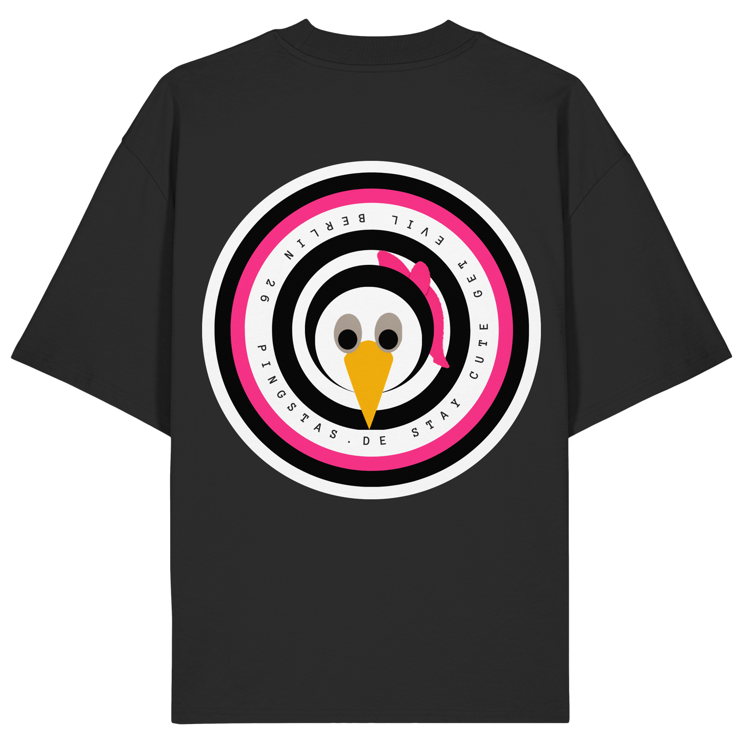 Die Rückansicht eines schwarzen Oversized-T-Shirts mit einem großen, kreisrunden Grafik-Print im Zentrum. Das Motiv zeigt das kreisrunde Pingstas-Logo in den Farben Schwarz, Weiß und Pink, in dessen Mitte der Pinguin-Charakter mit einer pinken Schleife abgebildet ist. Auf den äußeren Ringen des Logos ist der Schriftzug „PINGSTAS.DE – STAY CUTE GET EVIL – BERLIN 26“ zu lesen. Das Produktbild ist vor einem transparenten, karierten Hintergrund freigestellt