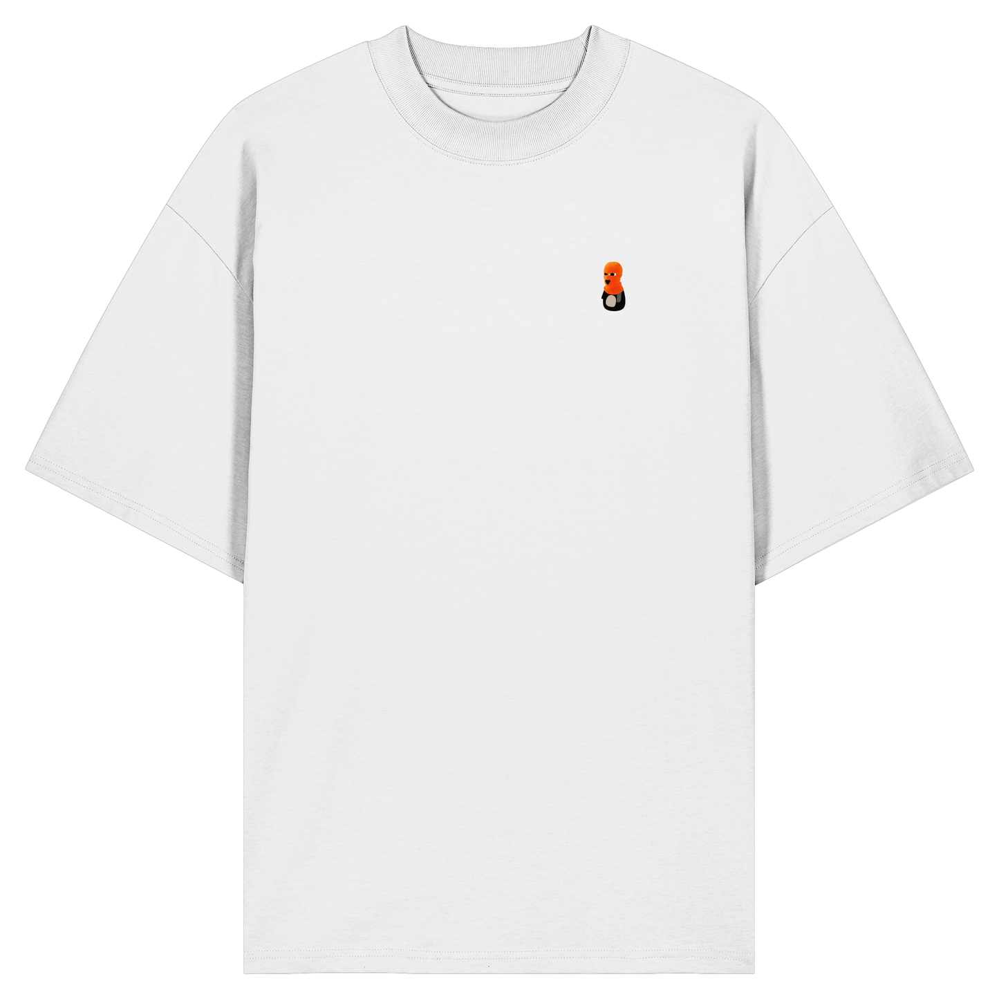 Die Vorderansicht eines weißen Oversized-T-Shirts mit Rundhalsausschnitt und weiten Ärmeln. Auf der linken Brust befindet sich ein kleiner, minimalistischer Print eines Pinguin-Charakters mit einem markanten orange-roten Kopf-Element beziehungsweise einer orangefarbenen Haube. Das Produktbild ist vor einem transparenten, karierten Hintergrund freigestellt