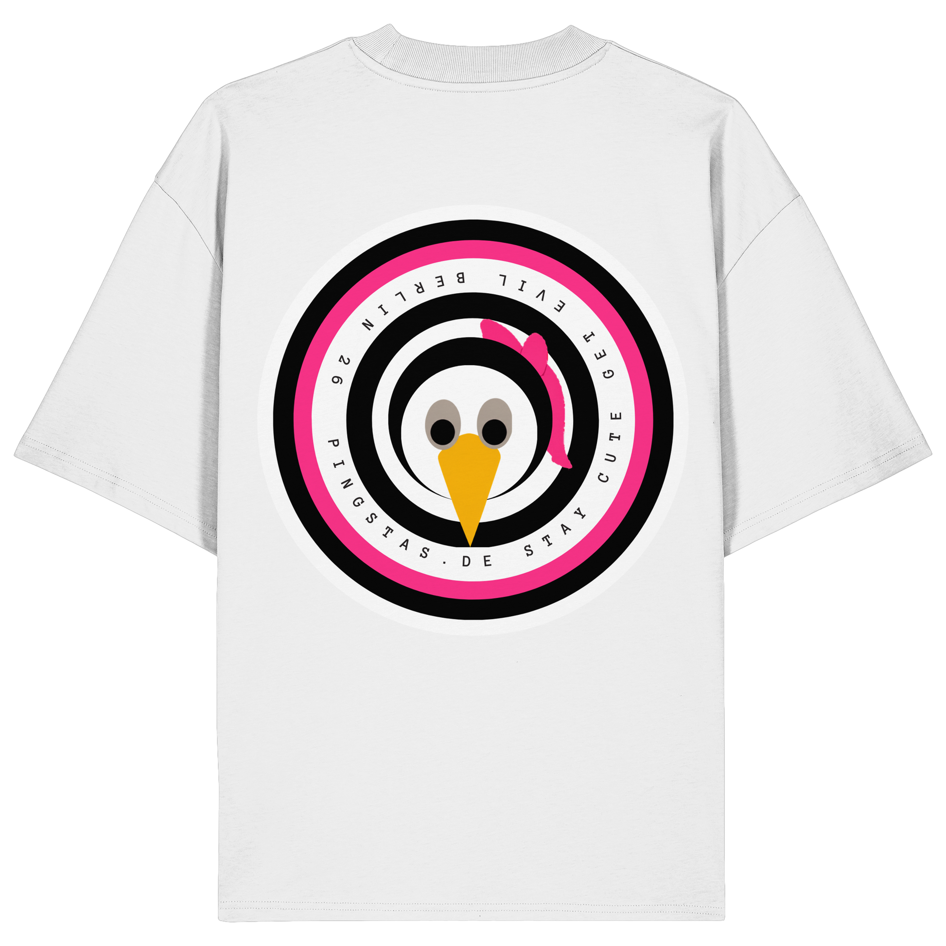 Die Vorderansicht eines weißen Oversized-T-Shirts mit Rundhalsausschnitt und weiten Ärmeln. Auf der linken Brust befindet sich ein kleiner, minimalistischer Print eines Pinguin-Charakters, der eine pinke Sturmhaube (Balaclava) trägt. Das Produktbild ist vor einem transparenten, karierten Hintergrund freigestellt