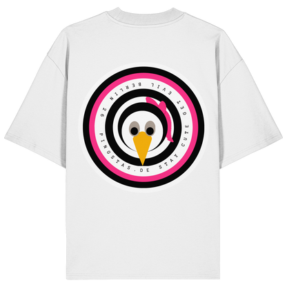 Die Vorderansicht eines weißen Oversized-T-Shirts mit Rundhalsausschnitt und weiten Ärmeln. Auf der linken Brust befindet sich ein kleiner, minimalistischer Print eines Pinguin-Charakters, der eine pinke Sturmhaube (Balaclava) trägt. Das Produktbild ist vor einem transparenten, karierten Hintergrund freigestellt