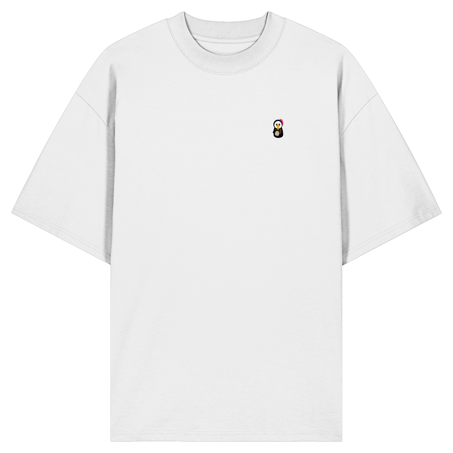 Die Vorderansicht eines weißen Oversized-T-Shirts mit Rundhalsausschnitt und weiten Ärmeln. Auf der linken Brust befindet sich ein kleiner, minimalistischer Print eines Pinguin-Charakters mit großen Augen, gelbem Schnabel und einer kleinen, pinken Schleife am Kopf. Das Produktbild ist vor einem transparenten, karierten Hintergrund freigestellt.