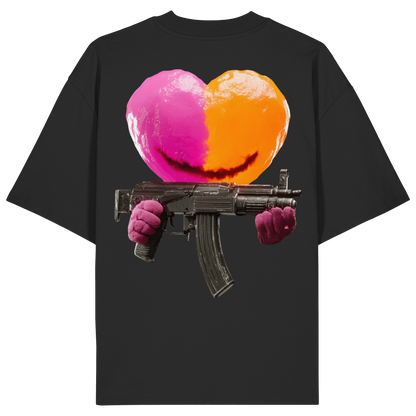 Die Vorderansicht eines schwarzen Oversized-T-Shirts mit klassischem Rundhalsausschnitt und weiten Ärmeln. Auf der linken Brust befindet sich ein kleiner, minimalistischer und kontrastreicher Print eines Pinguin-Charakters mit großen Augen, gelbem Schnabel und einer leuchtend pinken Schleife am Kopf. Das Produktbild ist vor einem transparenten, karierten Hintergrund freigestellt