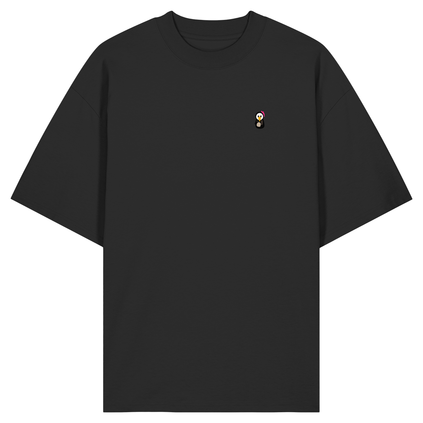 Die Vorderansicht eines schwarzen Oversized-T-Shirts mit klassischem Rundhalsausschnitt und weiten Ärmeln. Auf der linken Brust befindet sich ein kleiner, minimalistischer und kontrastreicher Print eines Pinguin-Charakters mit großen Augen, gelbem Schnabel und einer leuchtend pinken Schleife am Kopf. Das Produktbild ist vor einem transparenten, karierten Hintergrund freigestellt