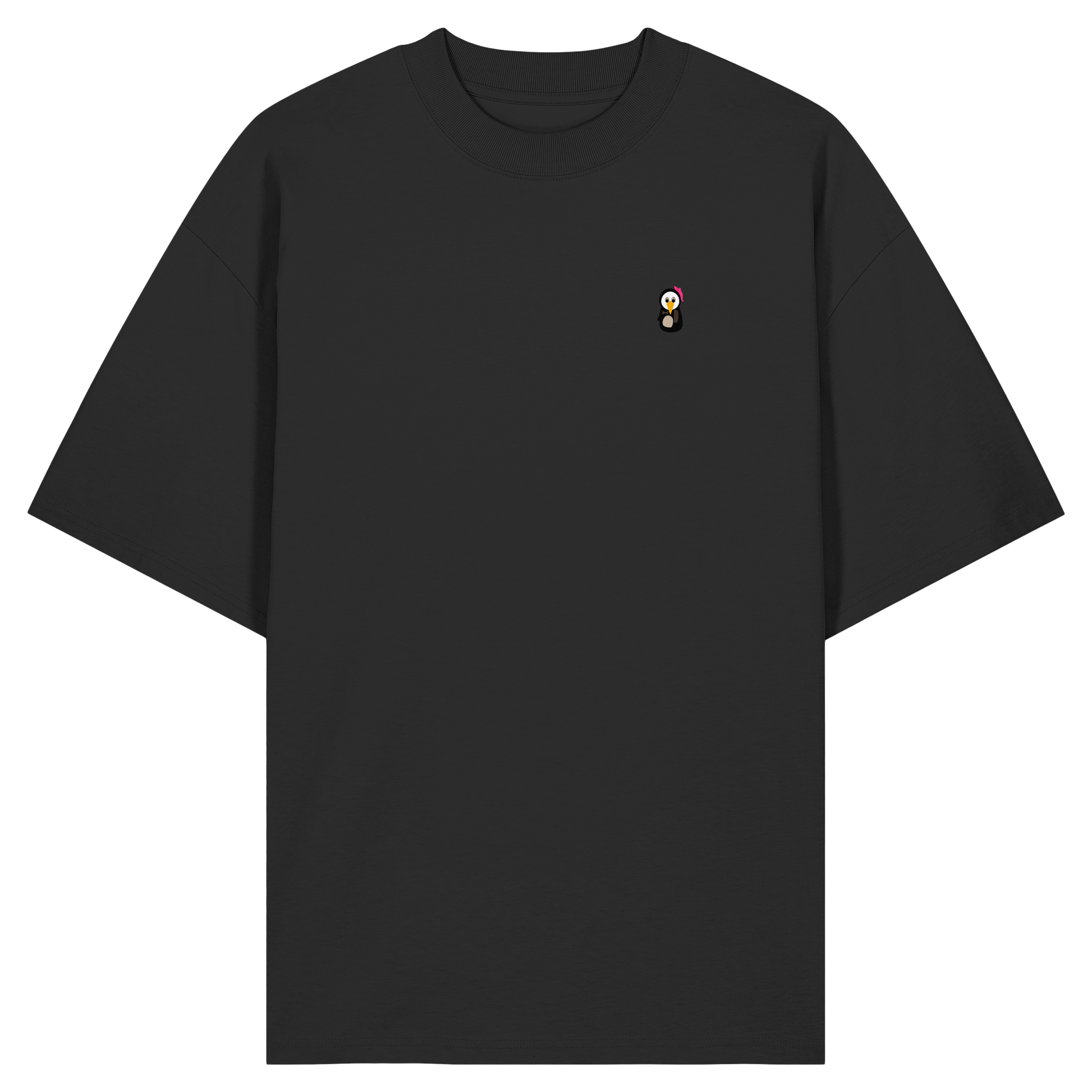 Die Vorderansicht eines schwarzen Oversized-T-Shirts mit klassischem Rundhalsausschnitt und weiten Ärmeln. Auf der linken Brust befindet sich ein kleiner, minimalistischer und kontrastreicher Print eines Pinguin-Charakters mit großen Augen, gelbem Schnabel und einer leuchtend pinken Schleife am Kopf. Das Produktbild ist vor einem transparenten, karierten Hintergrund freigestellt