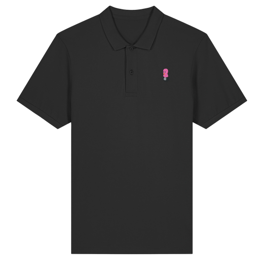 Ein schwarzes Poloshirt mit Kragen und kurzer Knopfleiste. Auf der linken Brust befindet sich ein kleiner, detaillierter Stick eines Pinguin-Charakters, der eine pinke Sturmhaube (Balaclava) trägt. Das Produktbild ist vor einem transparenten, karierten Hintergrund freigestellt.